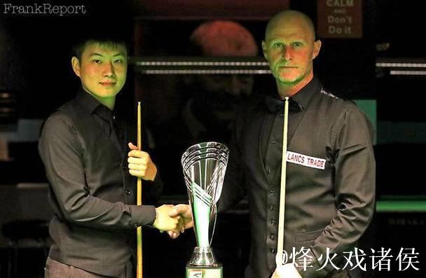 塞尔比捧英锦赛奖杯亮相皇权球场,莱斯特共享荣光 塞尔比捧英锦赛奖杯亮相皇权球场,莱斯特共享荣光