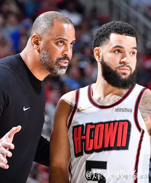 约克替补登场后三分连中 约克替补登场后三分连中